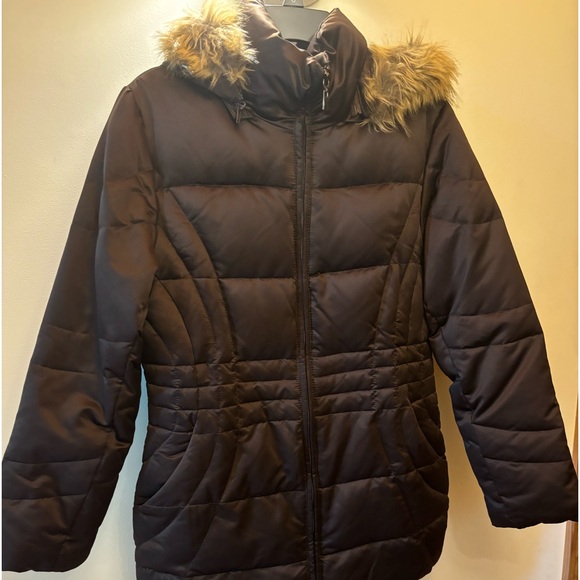 Women’s winter coat with faux fur trim and cozy lining in brown color. Size S. - Picture 1 of 3
